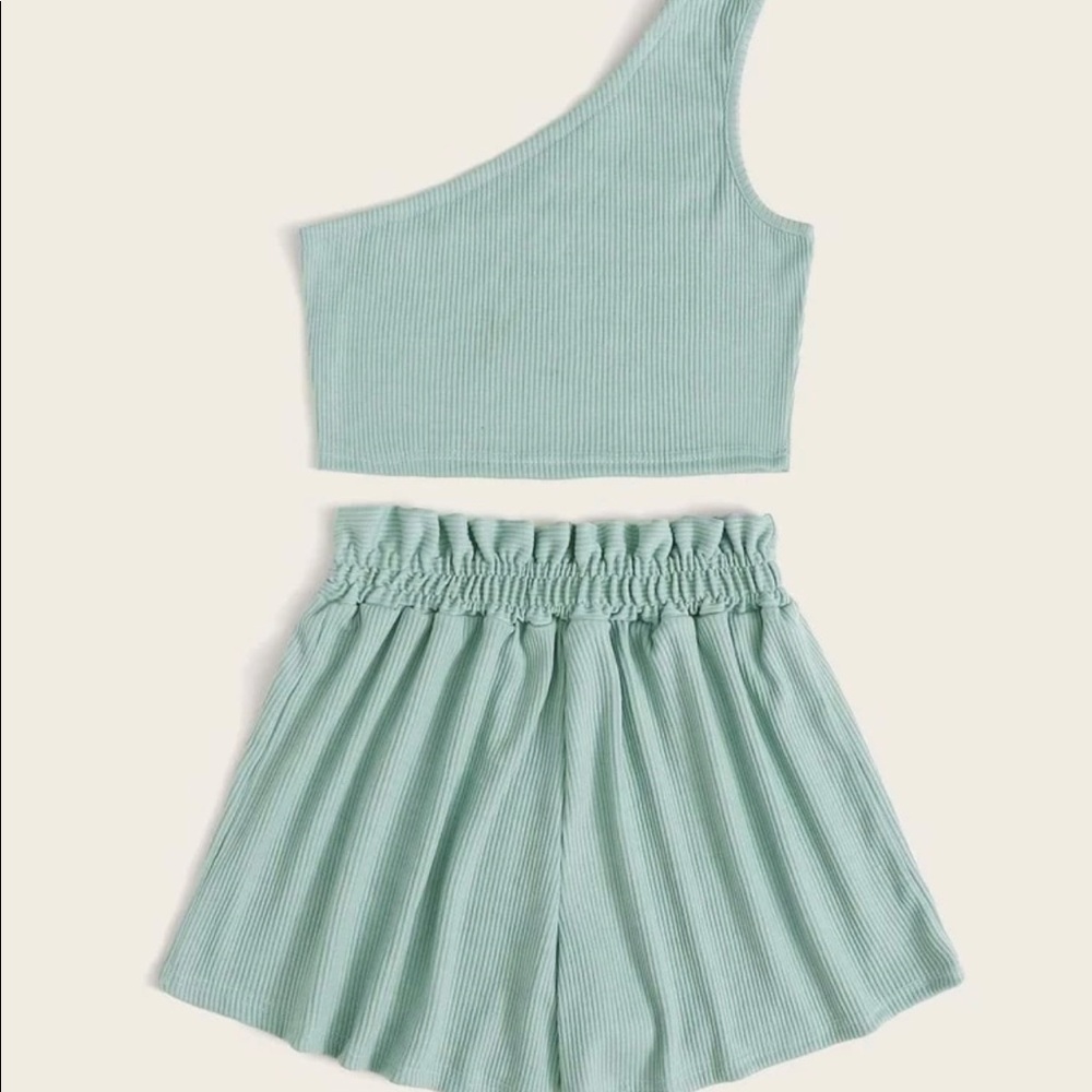 One-shoulder ribbed top and shorts!